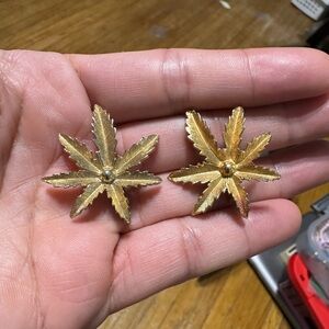 Vintage Sarah Coventry Gold Tone Leaf Earrings
